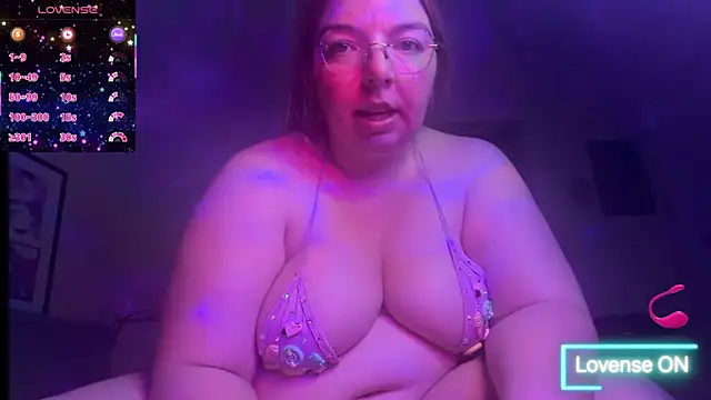 Snapshot of curvycate127 chatting on 08-04-26, 06:27 curvycate127 online show from 08-04-26, 06:27