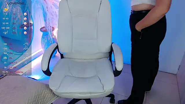 Snapshot of Sofi_BBW chatting on 02-18-25, 06:47 Sofi BBW online show from 02-18-25, 06:47