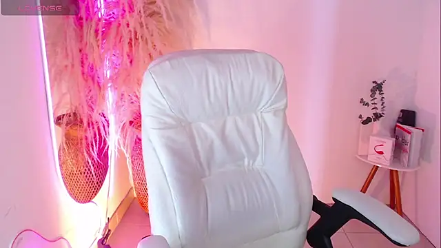 Snapshot of Sofi_BBW chatting on 09-23-25, 12:30 Sofi BBW online show from 09-23-25, 12:30