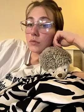 Molli Luv online show from 10-19-25, 01:23