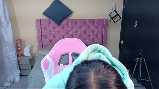 Snapshot of Sofii_cutee chatting on 12-18-25, 12:00 Sofii cutee online show from 12-18-25, 12:00