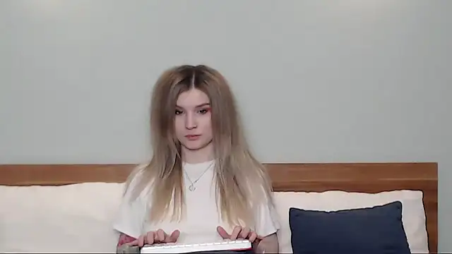 Snapshot of Chloe_Addison chatting on 01-27-25, 06:19 Chloe Addison online show from 01-27-25, 06:19