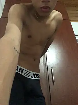 Alvarozzxv online show from 02-07-25, 04:27