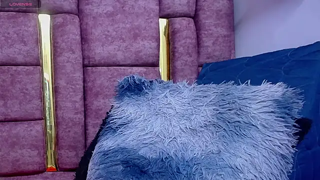 VICTORIAHANK  online show from 04-05-26, 08:55