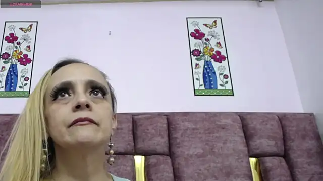 VICTORIAHANK  online show from 04-12-26, 07:19