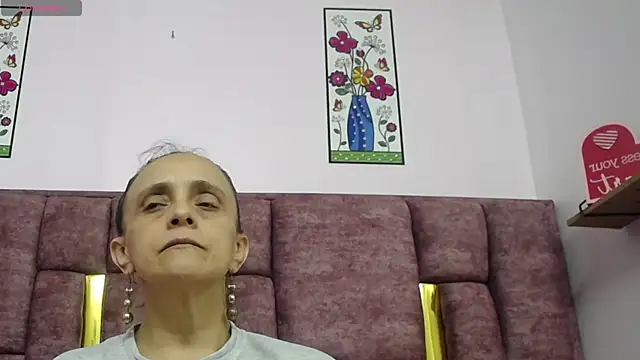 VICTORIAHANK  online show from 04-15-26, 06:59