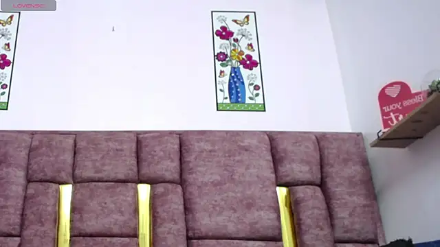 VICTORIAHANK  online show from 04-17-26, 07:17