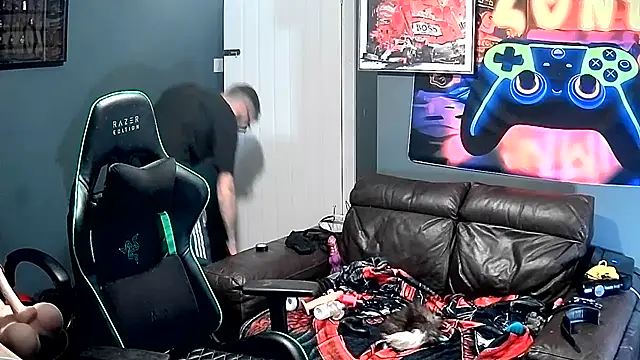 Snapshot of HuffedAdvocate chatting on 11-18-25, 07:07 HuffedAdvocate online show from 11-18-25, 07:07