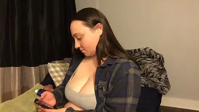 Snapshot of JuicyLuciee chatting on 02-01-25, 02:37 JuicyLuciee online show from 02-01-25, 02:37