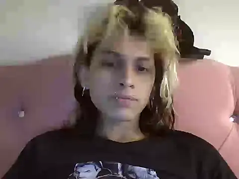 Snapshot of Olivia7u7 chatting on 10-15-25, 06:08 Olivia7u7 online show from 10-15-25, 06:08