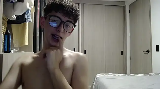 Snapshot of miketwink chatting on 03-17-25, 01:14 miketwink online show from 03-17-25, 01:14