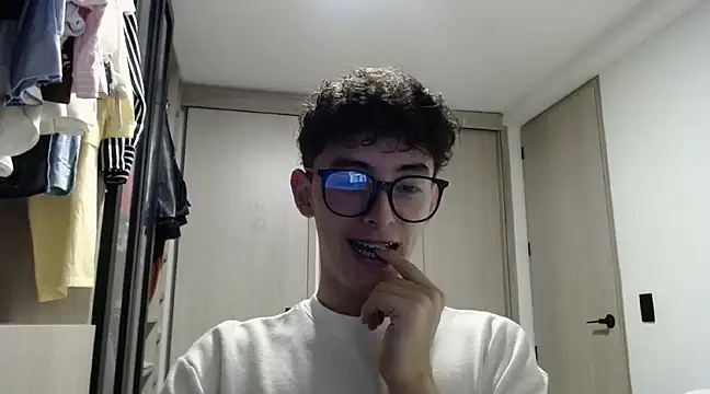 Snapshot of miketwink chatting on 03-18-25, 01:00 miketwink online show from 03-18-25, 01:00