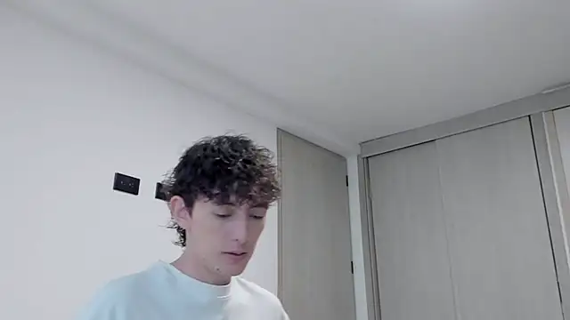 Snapshot of miketwink chatting on 09-25-25, 10:35 miketwink online show from 09-25-25, 10:35