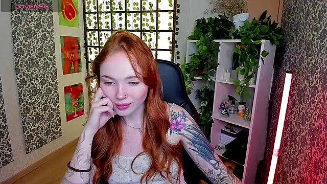 Snapshot of Maya_Light chatting on 09-24-25, 02:04 Maya Light online show from 09-24-25, 02:04