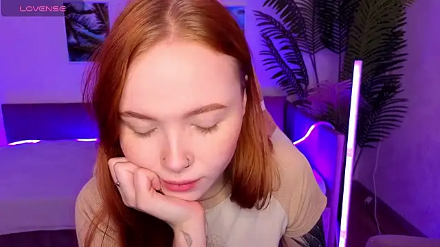 Snapshot of Maya_Light chatting on 10-16-25, 02:01 Maya Light online show from 10-16-25, 02:01