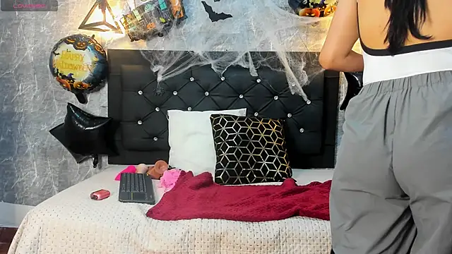 Snapshot of emberhodson chatting on 10-29-25, 10:28 emberhodson online show from 10-29-25, 10:28