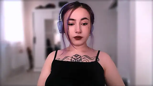 Snapshot of purplewitch chatting on 11-18-25, 09:36 purplewitch online show from 11-18-25, 09:36