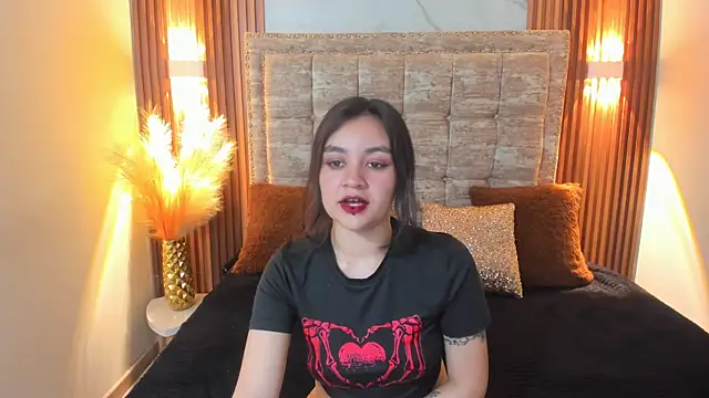 Snapshot of Lucy_Harris chatting on 02-18-25, 07:19 Lucy Harris online show from 02-18-25, 07:19