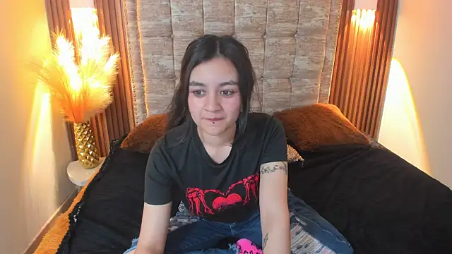 Snapshot of Lucy_Harris chatting on 02-18-25, 11:52 Lucy Harris online show from 02-18-25, 11:52