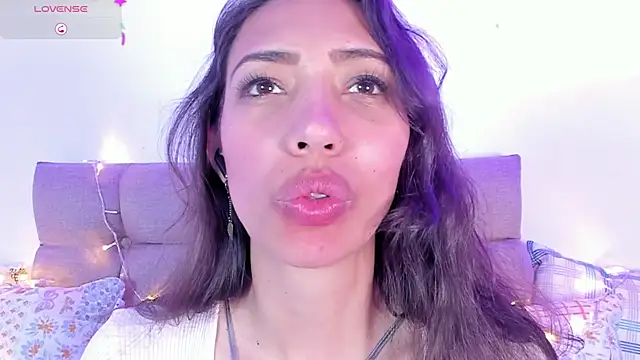 Snapshot of Miss_veronicaa2 chatting on 02-17-25, 04:04 Miss veronicaa2 online show from 02-17-25, 04:04
