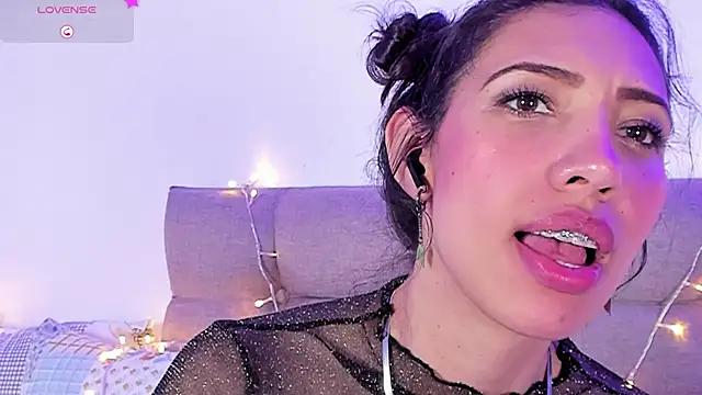 Snapshot of Miss_veronicaa2 chatting on 02-18-25, 06:26 Miss veronicaa2 online show from 02-18-25, 06:26