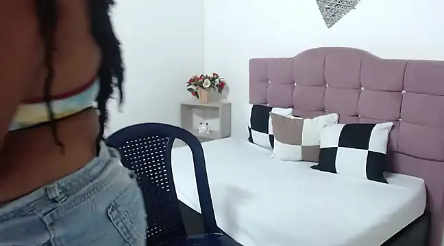 Snapshot of CanelaFierce chatting on 03-22-25, 12:25 CanelaFierce online show from 03-22-25, 12:25