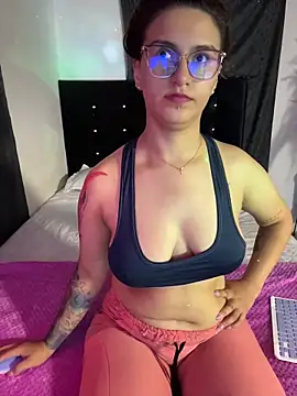Snapshot of Emma_Giraldo chatting on 06-18-26, 01:39 Emma Giraldo online show from 06-18-26, 01:39