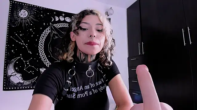 Snapshot of hazellwitch chatting on 03-05-25, 04:46 hazellwitch online show from 03-05-25, 04:46
