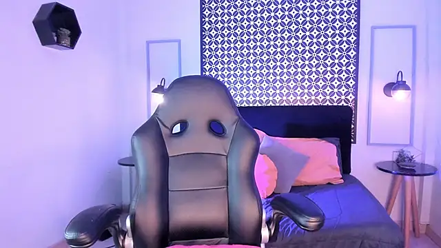 Gigi Strawberry online show from 03-19-25, 04:36