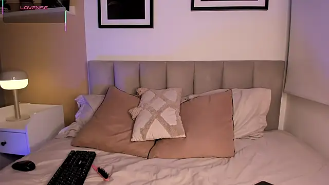 Gigi Strawberry online show from 09-09-25, 04:34