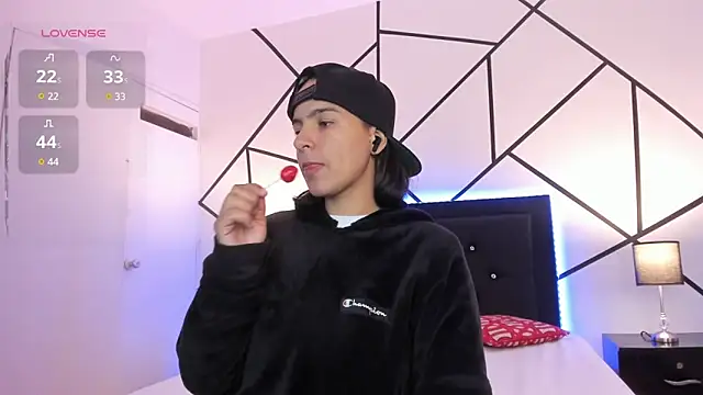 Liiam smith  online show from 03-07-25, 03:49