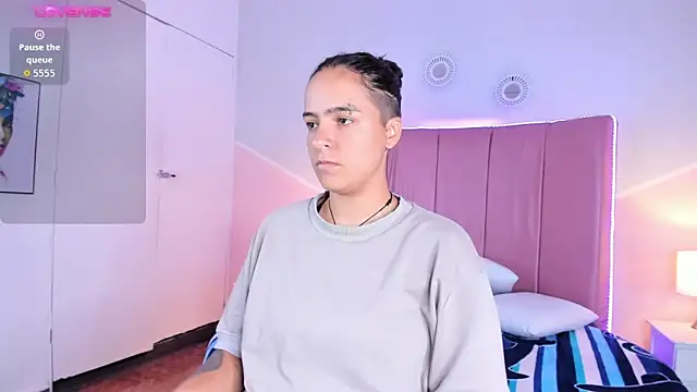 Liiam smith  online show from 10-17-25, 01:25