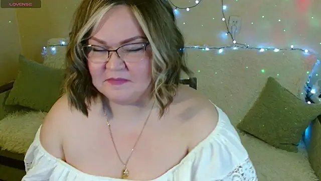 Snapshot of Vivien__wet chatting on 02-05-25, 08:57 Vivien  wet online show from 02-05-25, 08:57