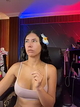 Snapshot of XiaQueen chatting on 02-14-26, 11:40 XiaQueen online show from 02-14-26, 11:40