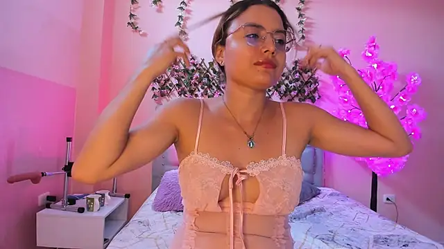 Snapshot of littletammy4u_ chatting on 09-22-25, 01:35 littletammy4u online show from 09-22-25, 01:35