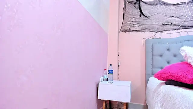 Snapshot of littletammy4u_ chatting on 11-03-25, 12:17 littletammy4u online show from 11-03-25, 12:17