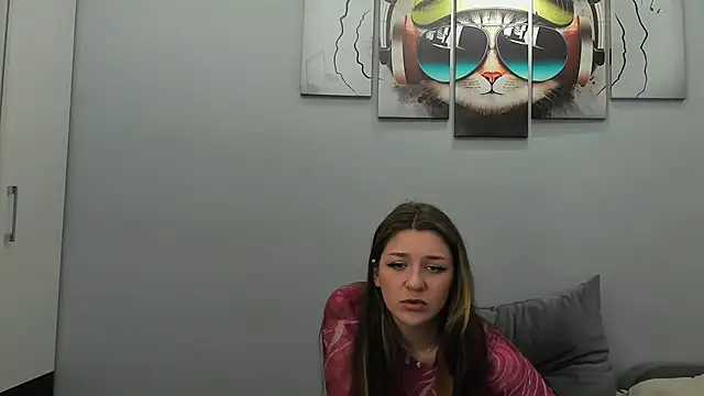 Snapshot of MollyMi0 chatting on 02-14-25, 12:19 MollyMi0 online show from 02-14-25, 12:19