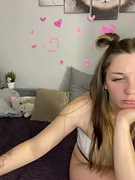 Snapshot of MollyMi0 chatting on 02-21-25, 01:22 MollyMi0 online show from 02-21-25, 01:22