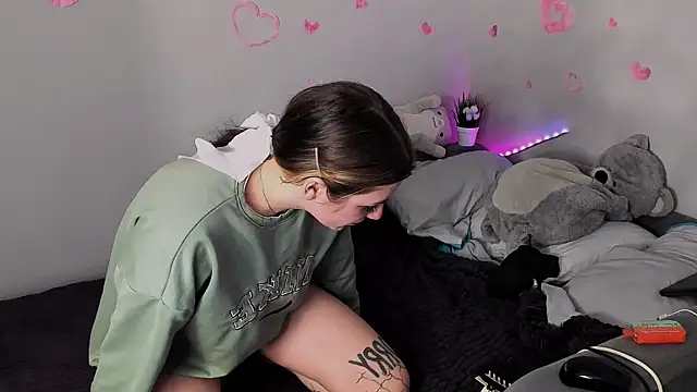 Snapshot of MollyMi0 chatting on 02-24-25, 03:12 MollyMi0 online show from 02-24-25, 03:12