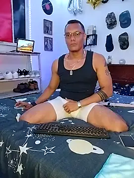 Snapshot of XhaseFoX chatting on 02-16-25, 03:04 XhaseFoX online show from 02-16-25, 03:04