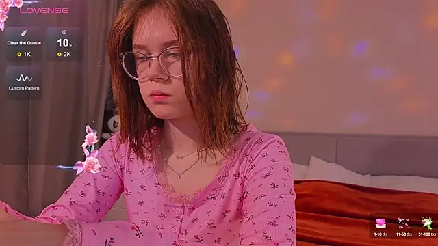 Mia Luw online show from 10-16-25, 03:40