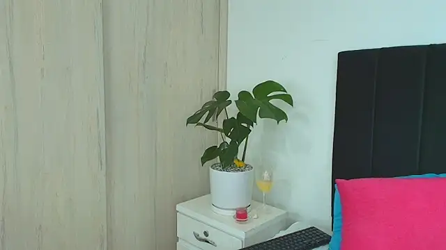 MarianaGiiiL online show from 03-04-25, 12:18