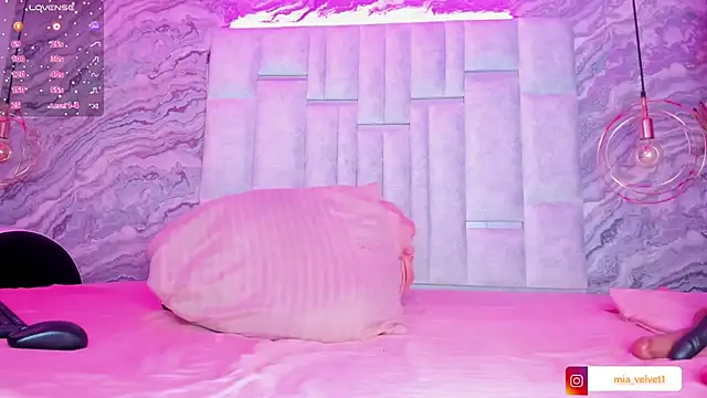 MiaVelveett online show from 11-23-25, 01:16