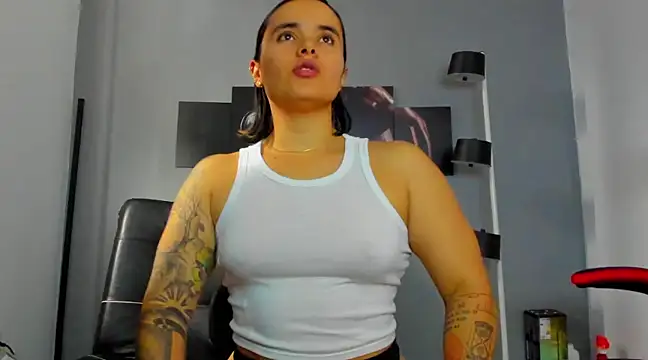 karlyjons12 online show from 02-25-25, 04:42