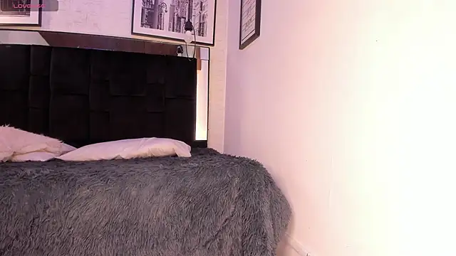 Snapshot of tylla_ chatting on 11-13-25, 04:11 tylla online show from 11-13-25, 04:11