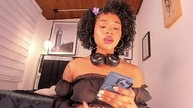 Snapshot of tylla_ chatting on 11-19-25, 02:55 tylla online show from 11-19-25, 02:55