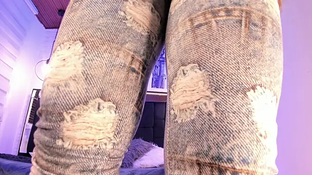 Snapshot of tylla_ chatting on 11-21-25, 04:00 tylla online show from 11-21-25, 04:00