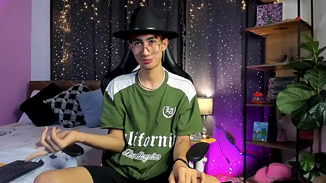 NovaaWheler online show from 03-23-25, 04:49