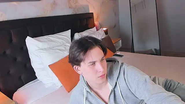 AdrianoAubert online show from 03-06-25, 04:38