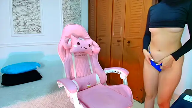 Snapshot of Danella_houston chatting on 11-19-25, 01:00 Danella houston online show from 11-19-25, 01:00